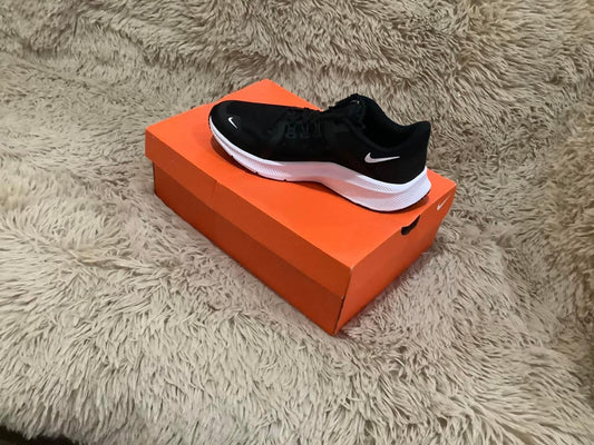 Nike Quest 4 Negro y Blanco